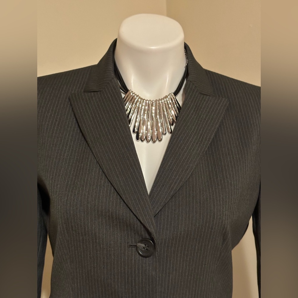 TAHARI NWT Gray White Pinstripe 2 Button Blazer Business Attire. Sz 4P - Picture 6 of 15